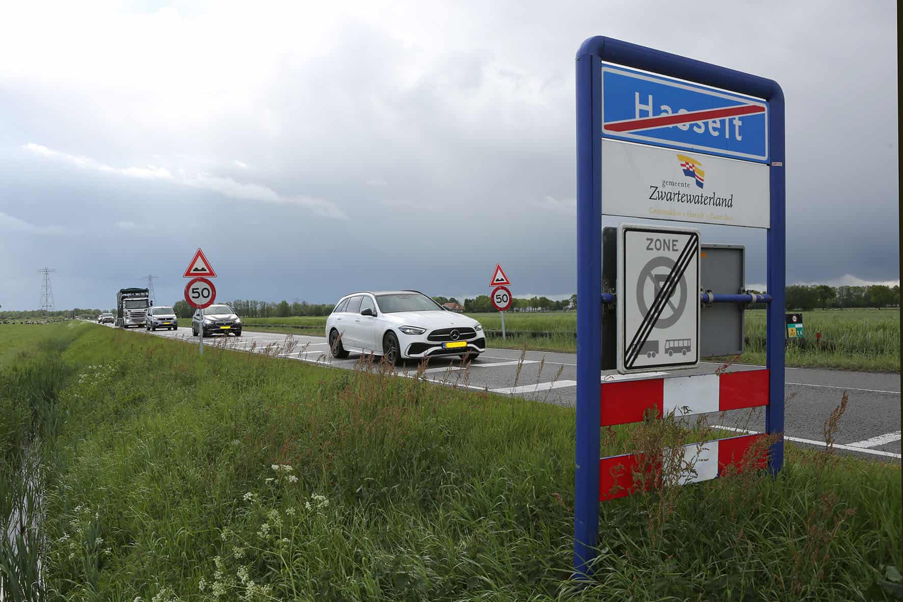 Auto's rijden over de N377 bij Hasselt waar de provincie groot onderhoud en verkeersmaatregelen uitvoert.