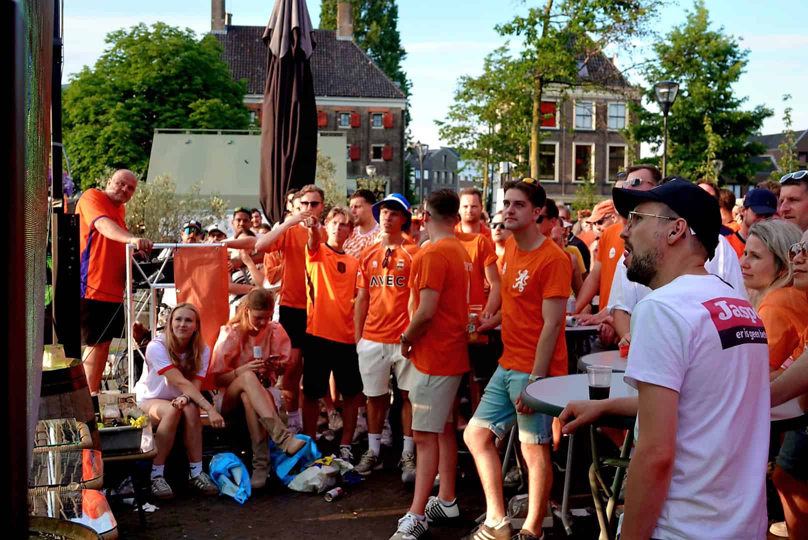Supporters lopen door de Zwolse binnenstad richting cafés waar Nederland tegen Zweden wordt uitgezonden.