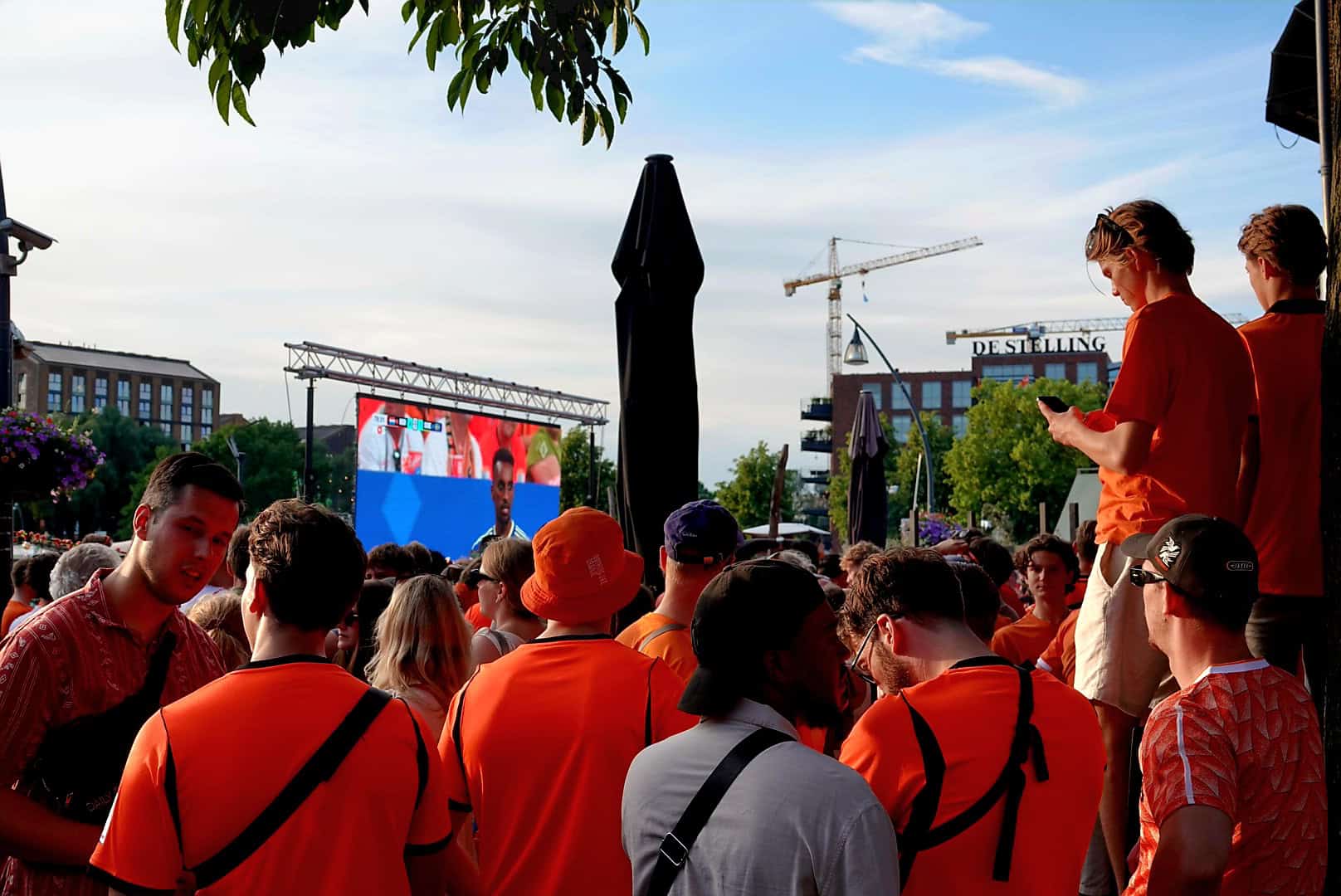 Groep Oranjesupporters poseert voor een foto in de Zwolse binnenstad tijdens Nederland - Zweden op het WK.