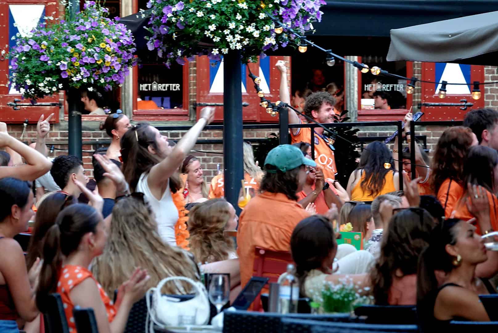 Supporters vieren feest op een druk terras in de Zwolse binnenstad.