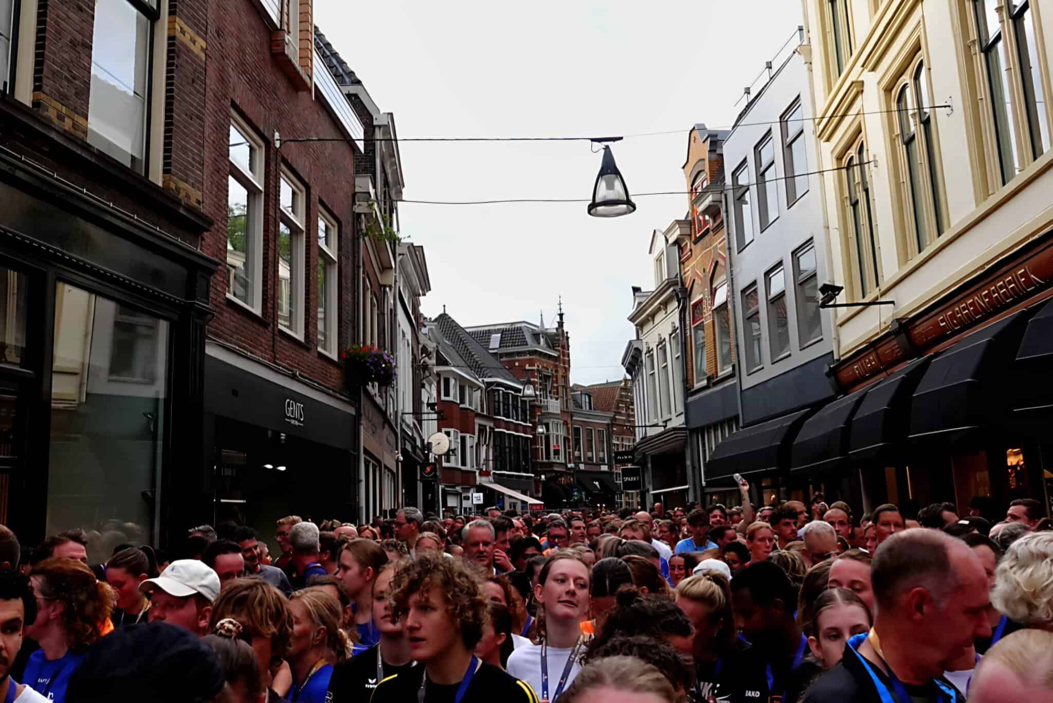Een volle winkelstraat in Zwolle tijdens de Halve Marathon