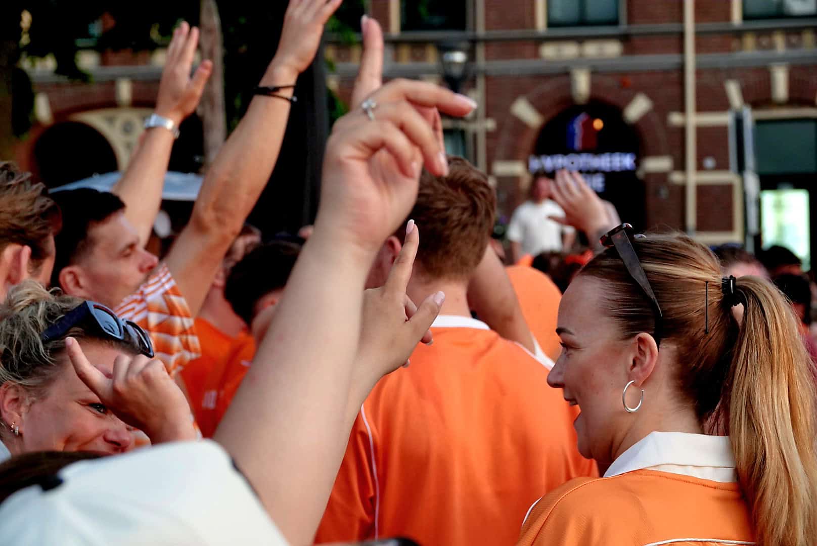 Grote groep supporters kijkt naar een scherm in de binnenstad van Zwolle tijdens het WK.
