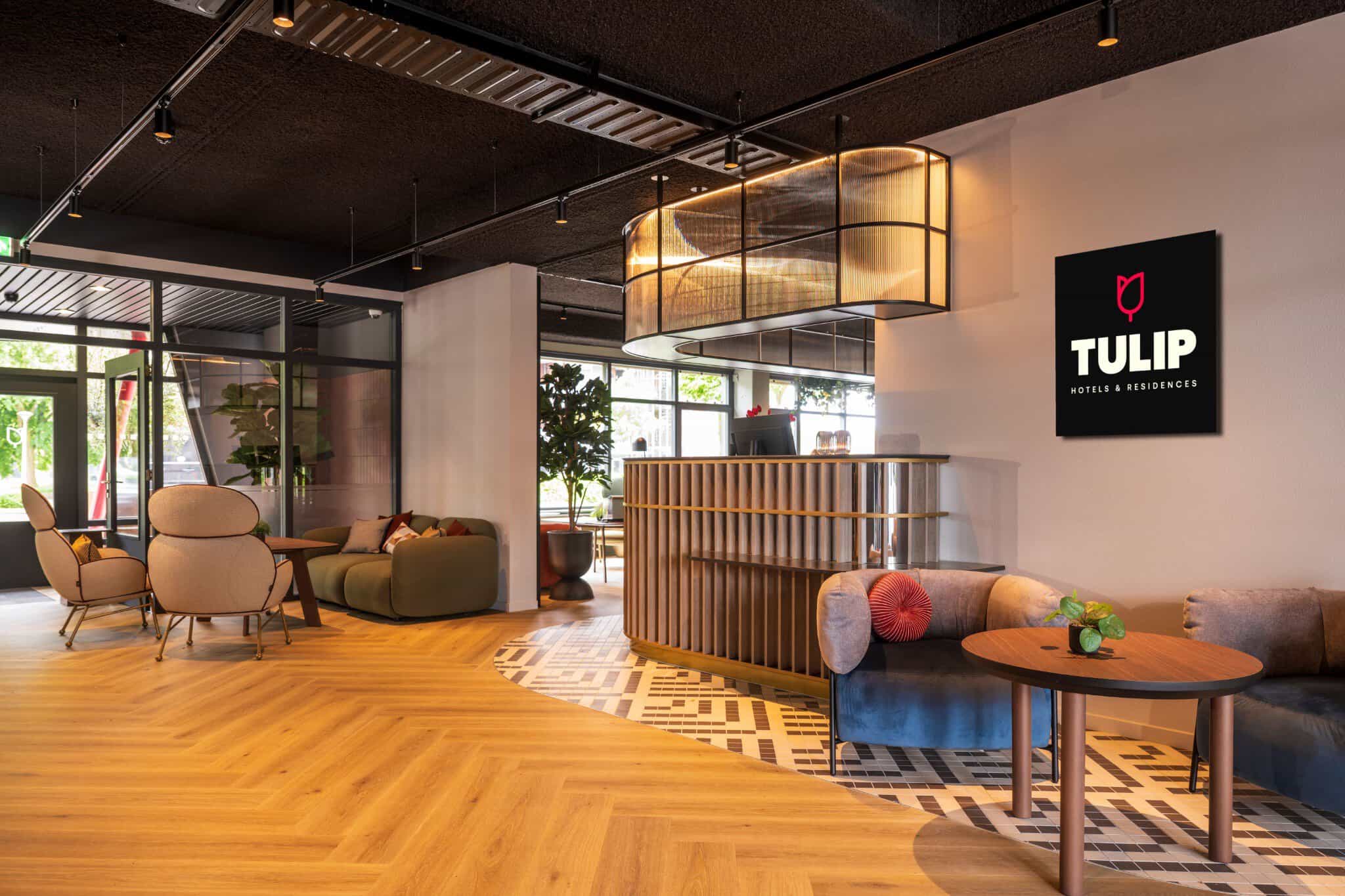 De vernieuwde lobby en receptie van Tulip Hotel Zwolle