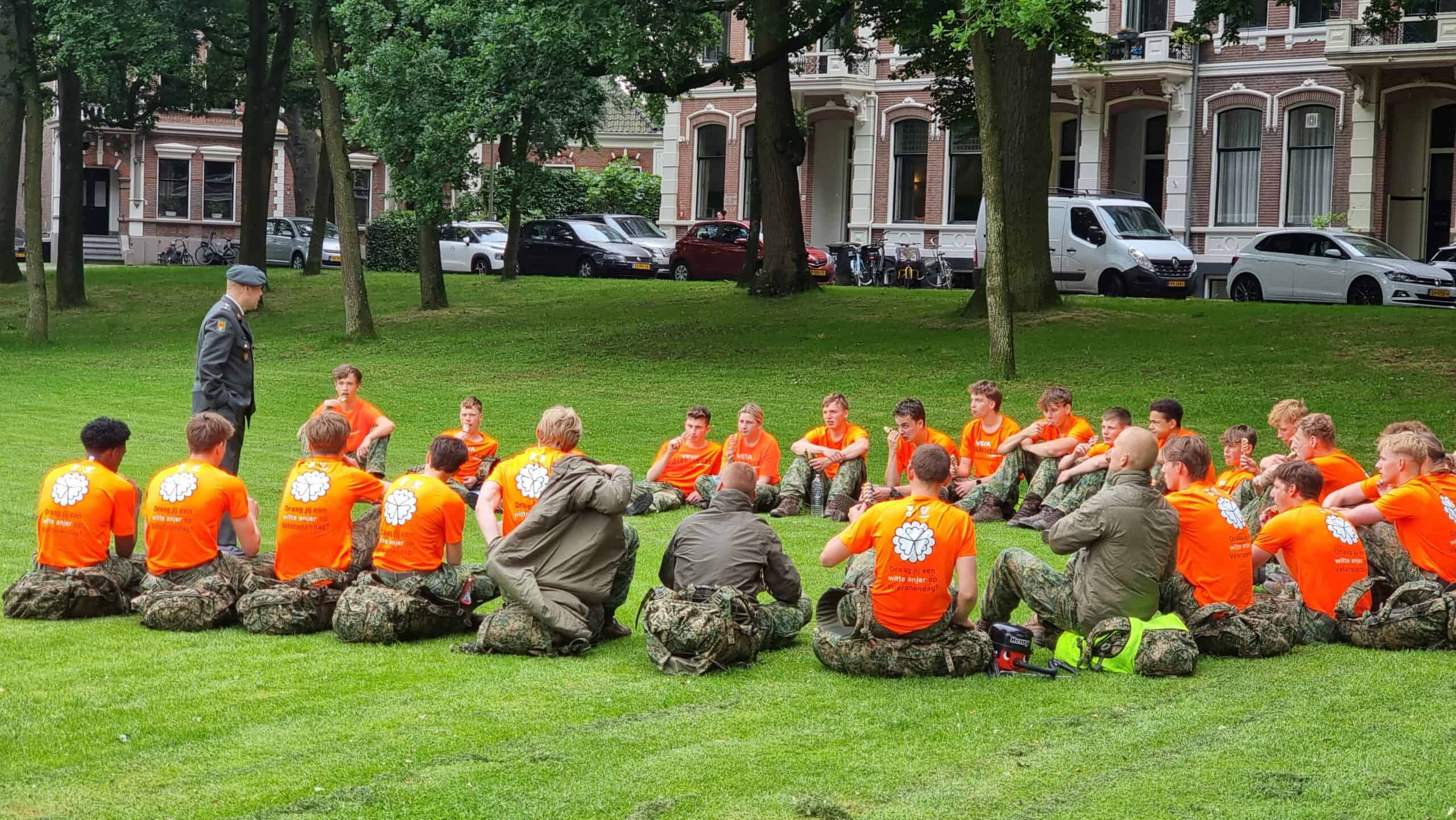 VeVa-studenten luisteren naar een veteraan tijdens een bijeenkomst in Zwolle.