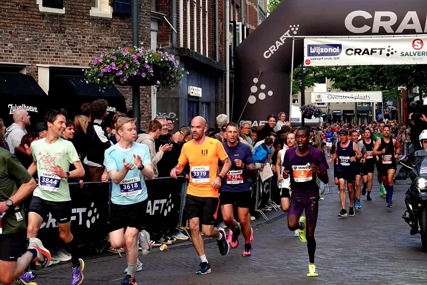 Vincent Kiptoo krijgt applaus van andere lopers tijdens de Halve Marathon Zwolle