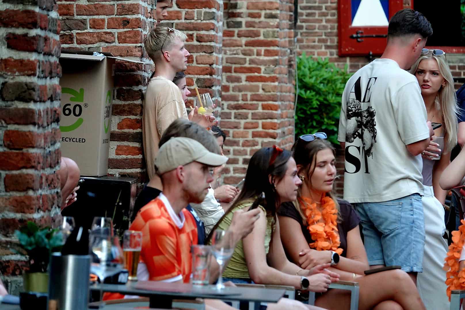 Volle terrassen en drukte in de Voorstraat tijdens de WK-wedstrijd van Oranje.