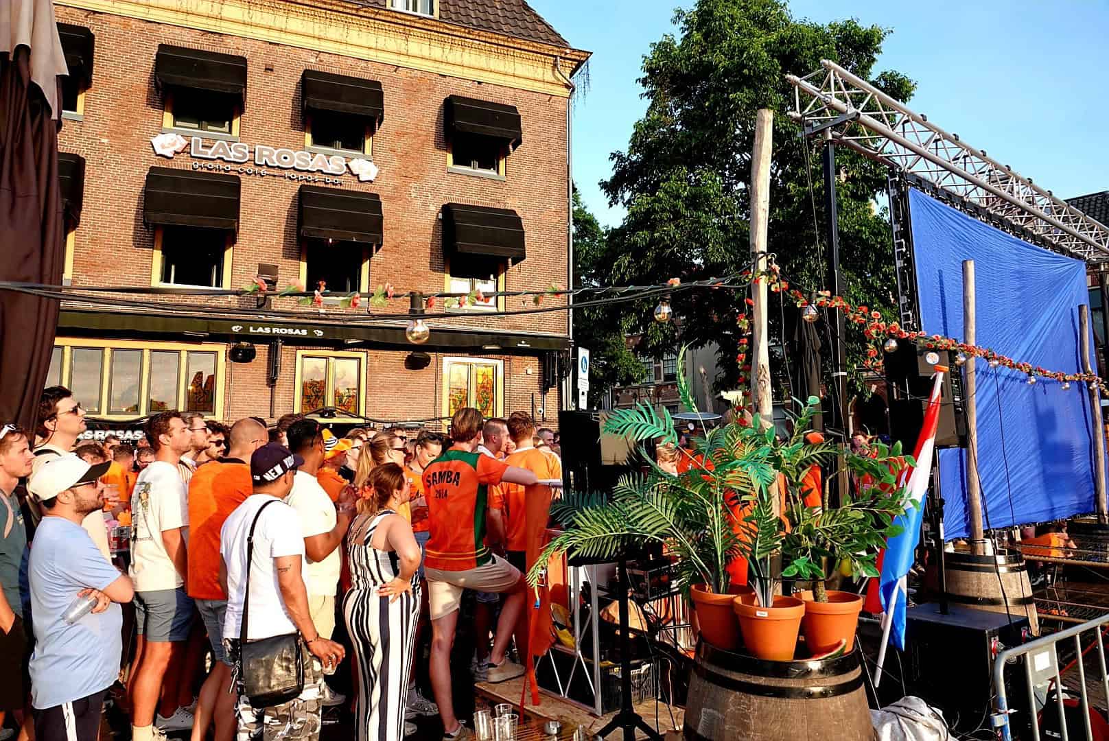 Honderden supporters in oranje verzamelen zich in de Voorstraat in Zwolle tijdens Nederland - Zweden.