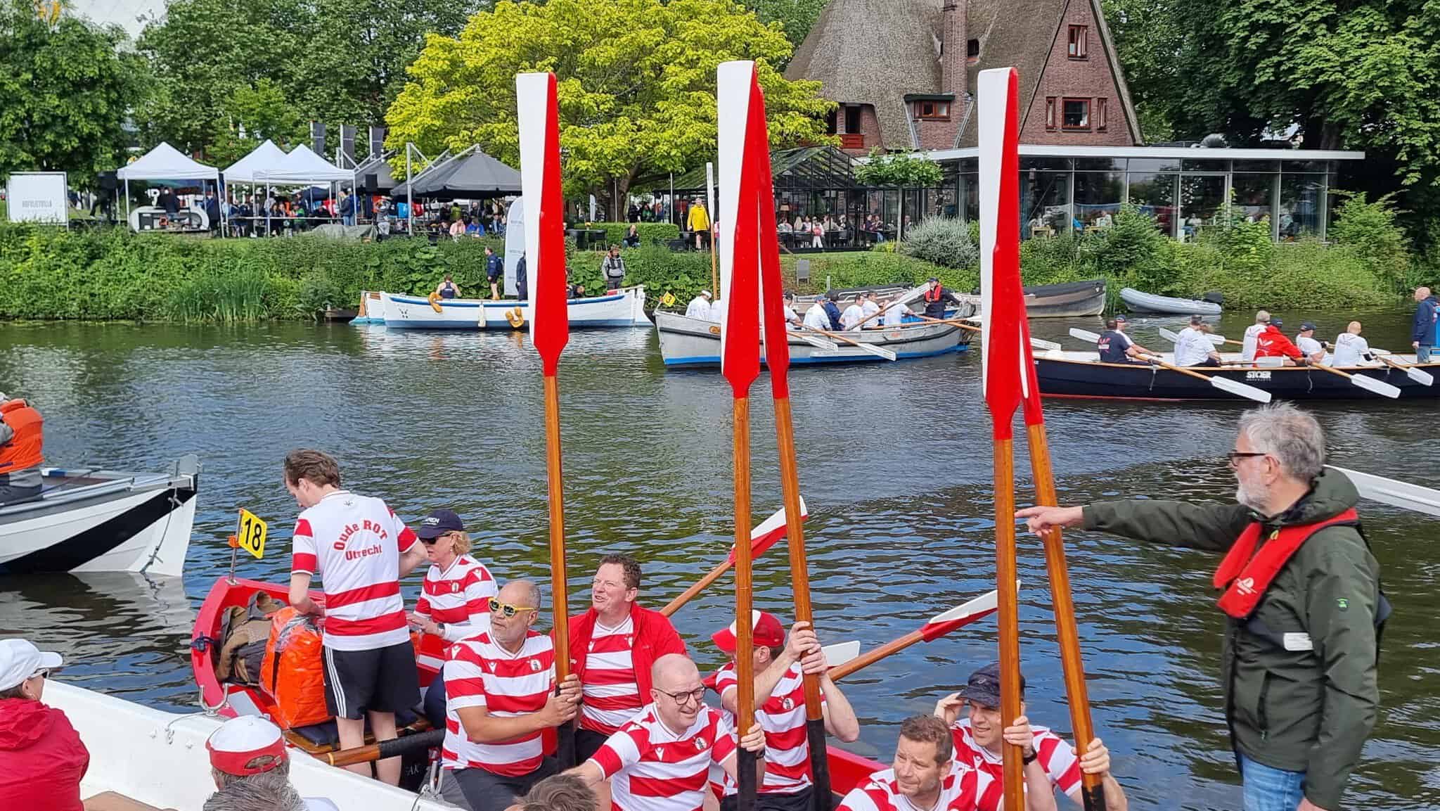 Deelnemers bereiden zich voor op de Zwolse Grachtenrace aan de kade in Zwolle.