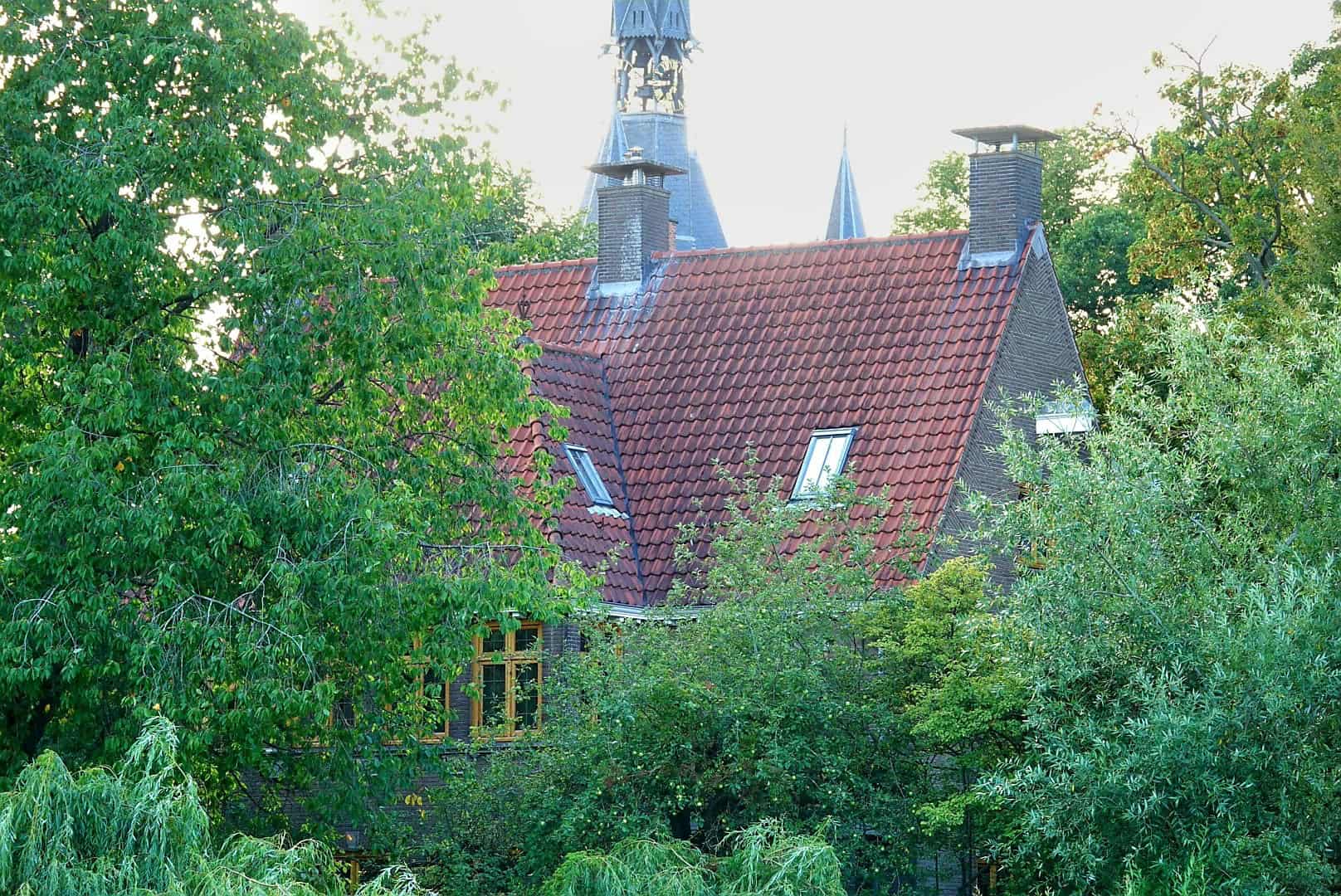 Achterzijde van het monumentale herenhuis van Erben en Renate Wennemars in Zwolle