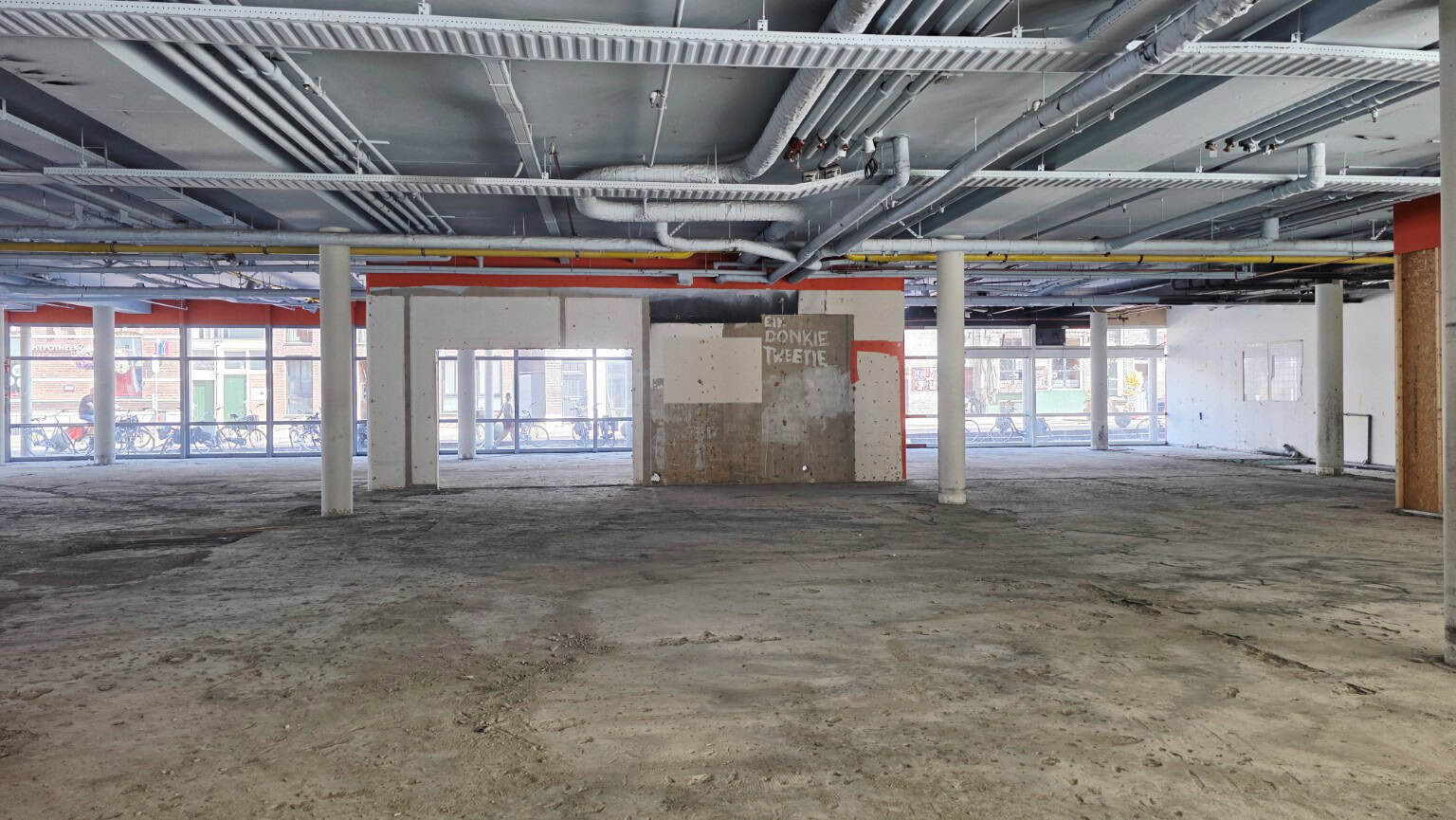 Grote leegstaande winkelvloer in het Maagjesbolwerk in Zwolle