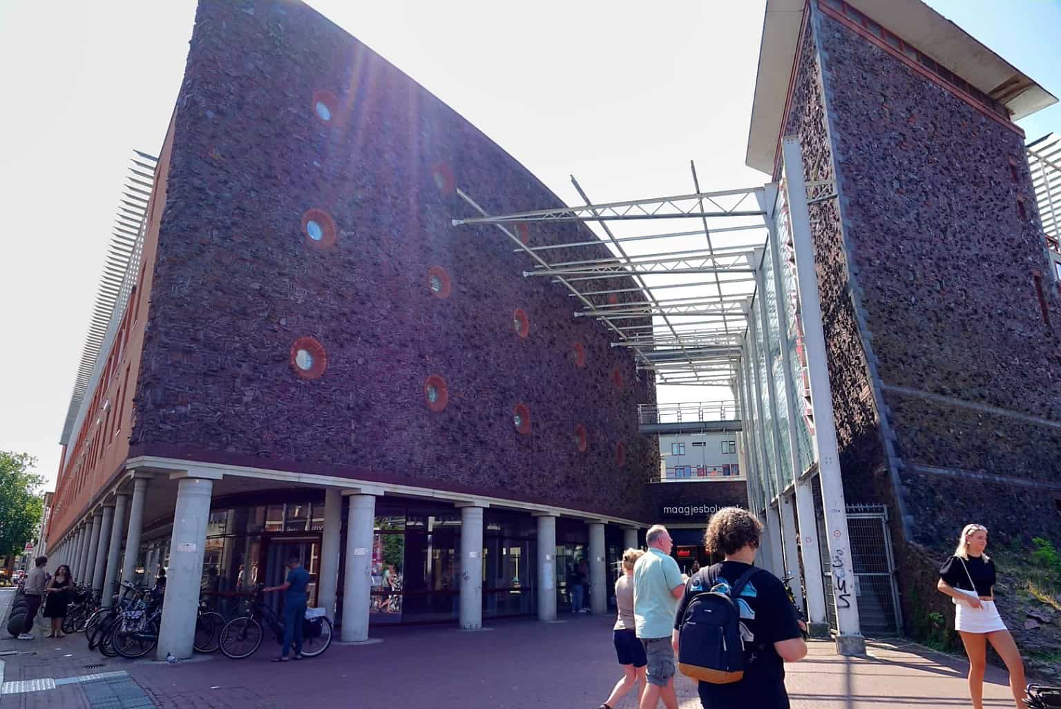 Ingang van het Maagjesbolwerk tussen de karakteristieke stenen gevels in Zwolle