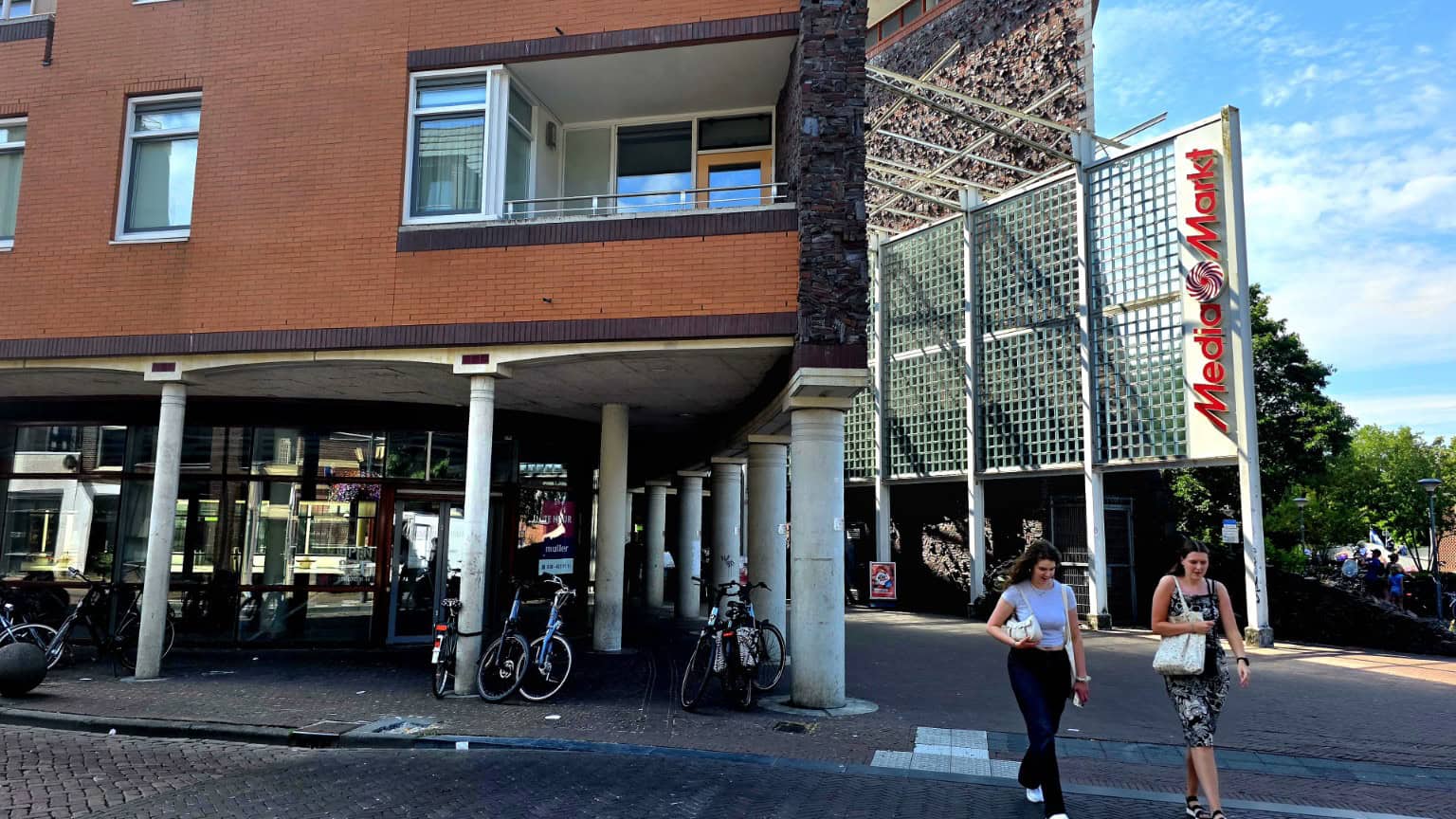 MediaMarkt en leegstaande winkelpuien bij het Maagjesbolwerk in Zwolle