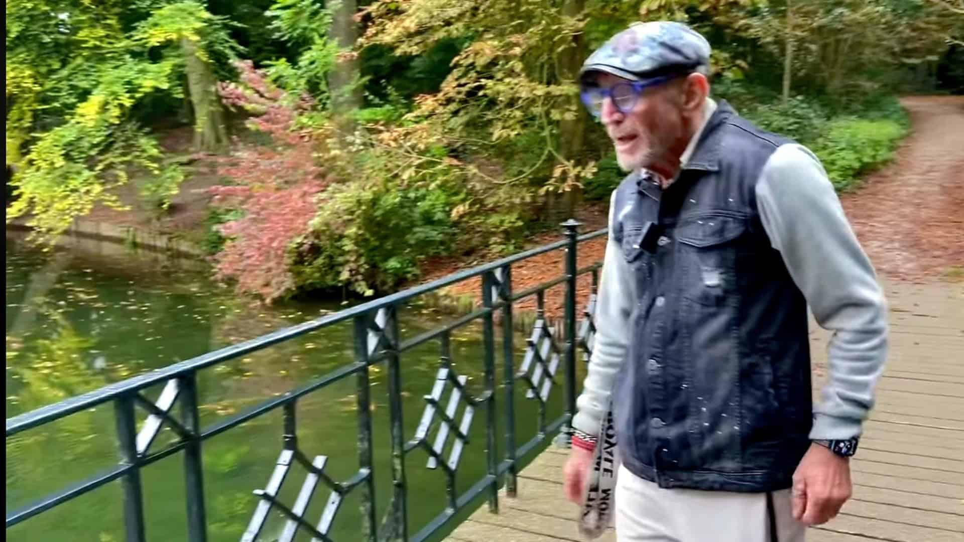 Rob Verlinden wandelt over een bruggetje in Het Engelse Werk in Zwolle