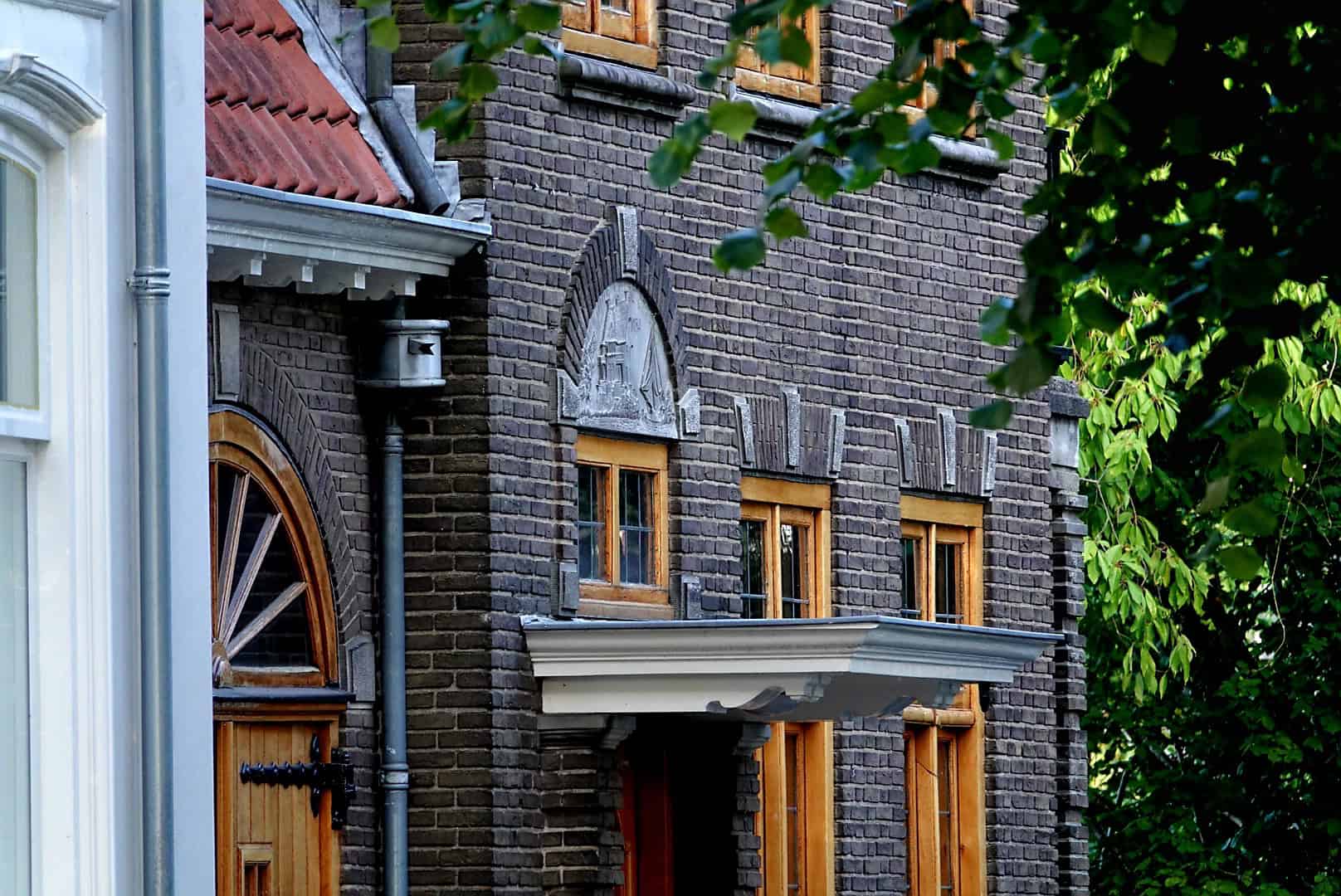 Detail van de monumentale voorgevel en voordeur van het herenhuis van Erben Wennemars in Zwolle